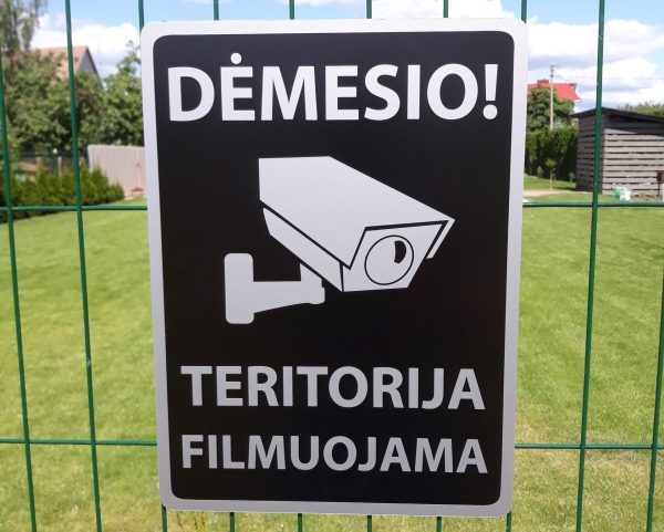 Informacinė lentelė „Dėmesio, teritorija filmuojama“, 40x30 cm, aliuminio kompozitas