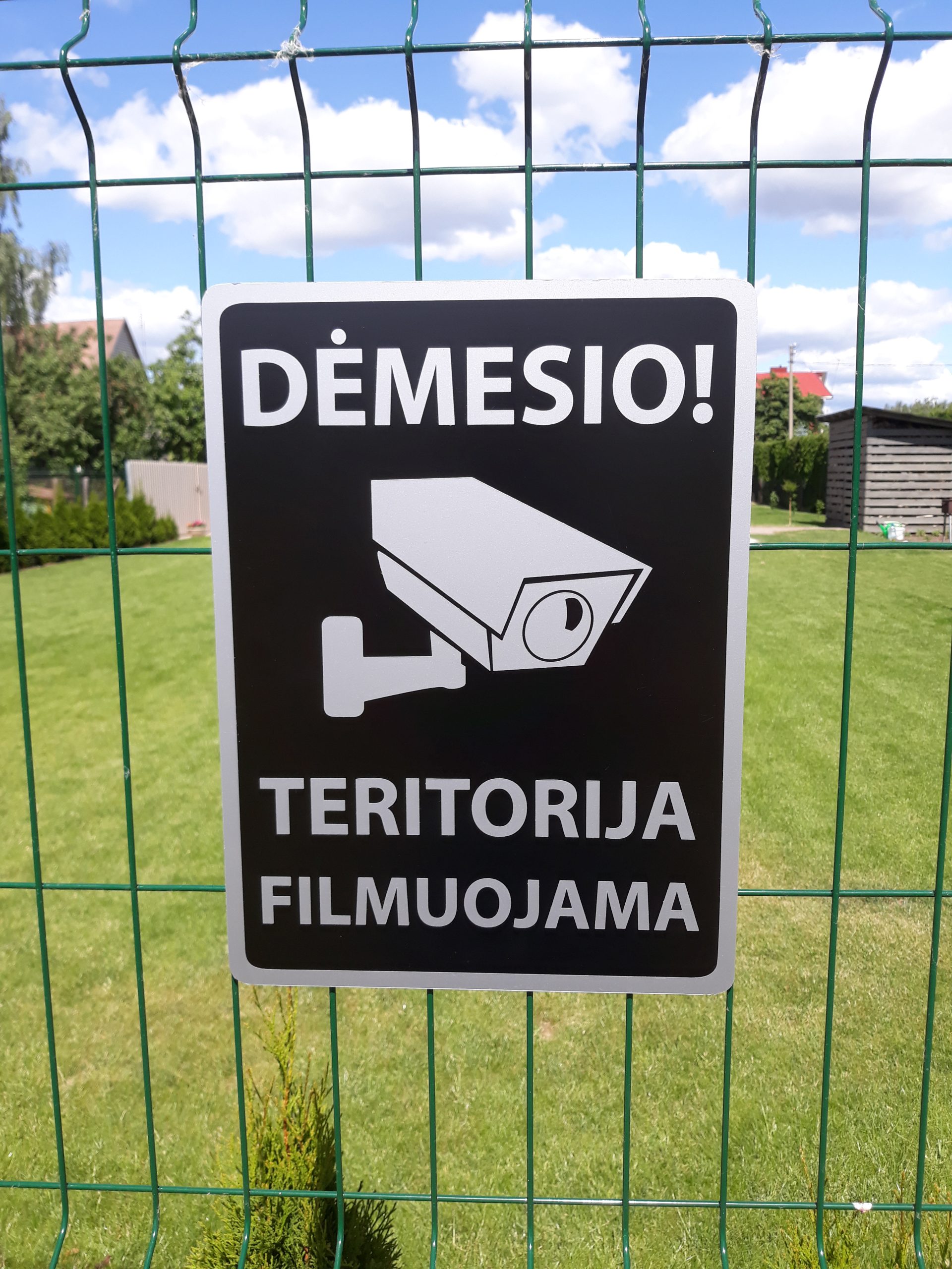 Informacinė lentelė „Dėmesio, teritorija filmuojama“, 40x30 cm, aliuminio kompozitas