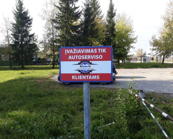 Metalinis kelio ženklas „Įvažiavimas tik autoserviso klientams“ cinkuoto metalo 600x400mm.
