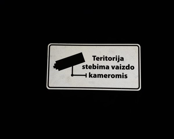 Šviesą atspindinti lentelė „Teritorija stebima vaizdo kameromis“, 400x200mm, aliuminio kompozitas