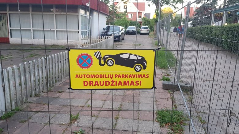 Automobiliu parkavimas draudžiamas, ispėjamoji lentelė www.saugiteritorija.lt