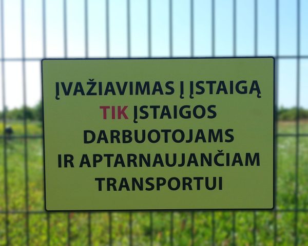 Informacinė lentelė „Įvažiavimas į įstaiga tik įstaigos darbuotojams ir aptarnaujančiam transportui“, 600x200mm, aliuminio kompozitas