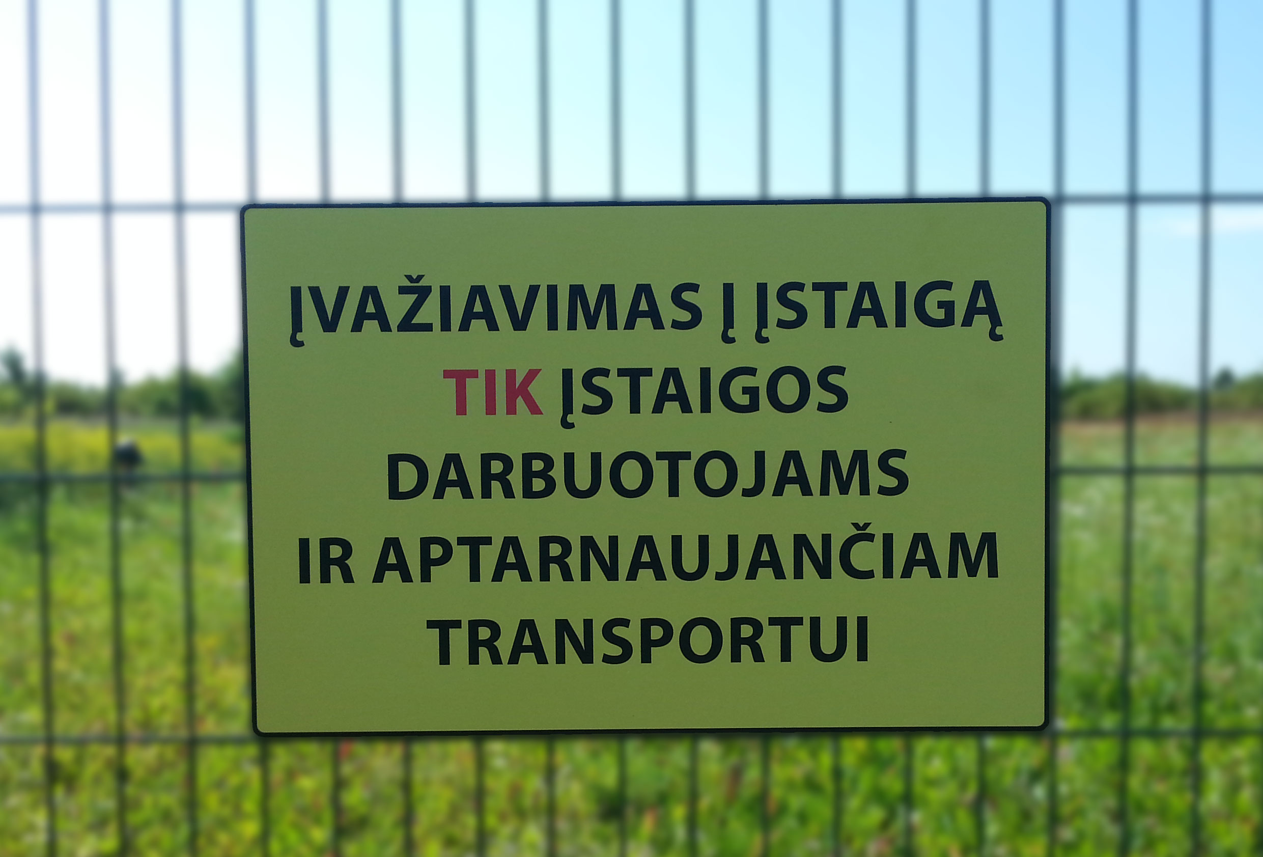 Informacinė lentelė „Įvažiavimas į įstaiga tik įstaigos darbuotojams ir aptarnaujančiam transportui“, 600x200mm, aliuminio kompozitas