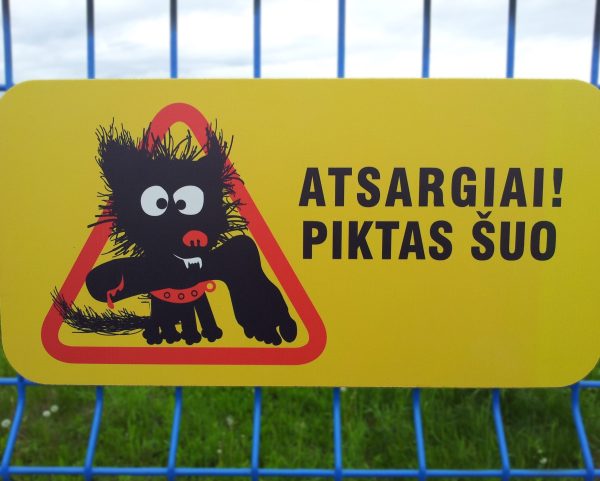 Informacinė lentelė „Atsargiai piktas šuo“, 400x200mm, aliuminio kompozitas