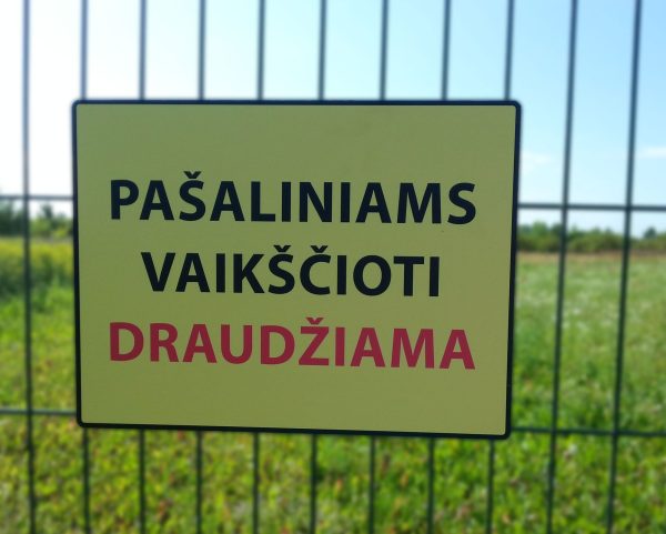 Informacinė lentelė „Pašaliniams vaikščioti draudžiama“, 40x30mm, aliuminio kompozitas