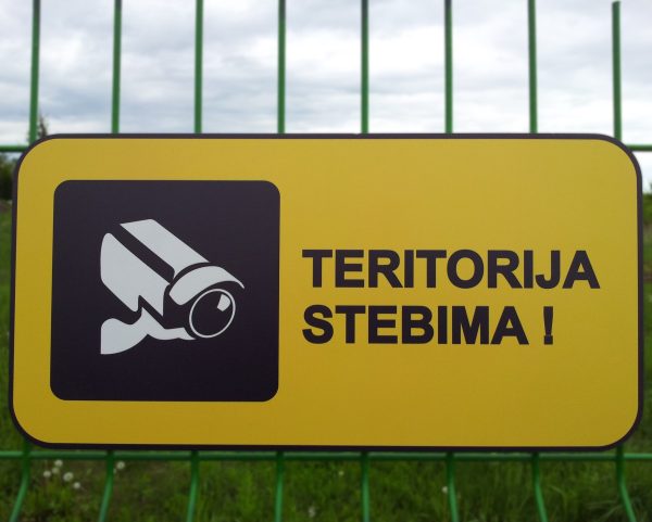 Informacinė lentelė „Teritorija stebima vaizdo kameromis“, 40x20 cm, aliuminio kompozitas