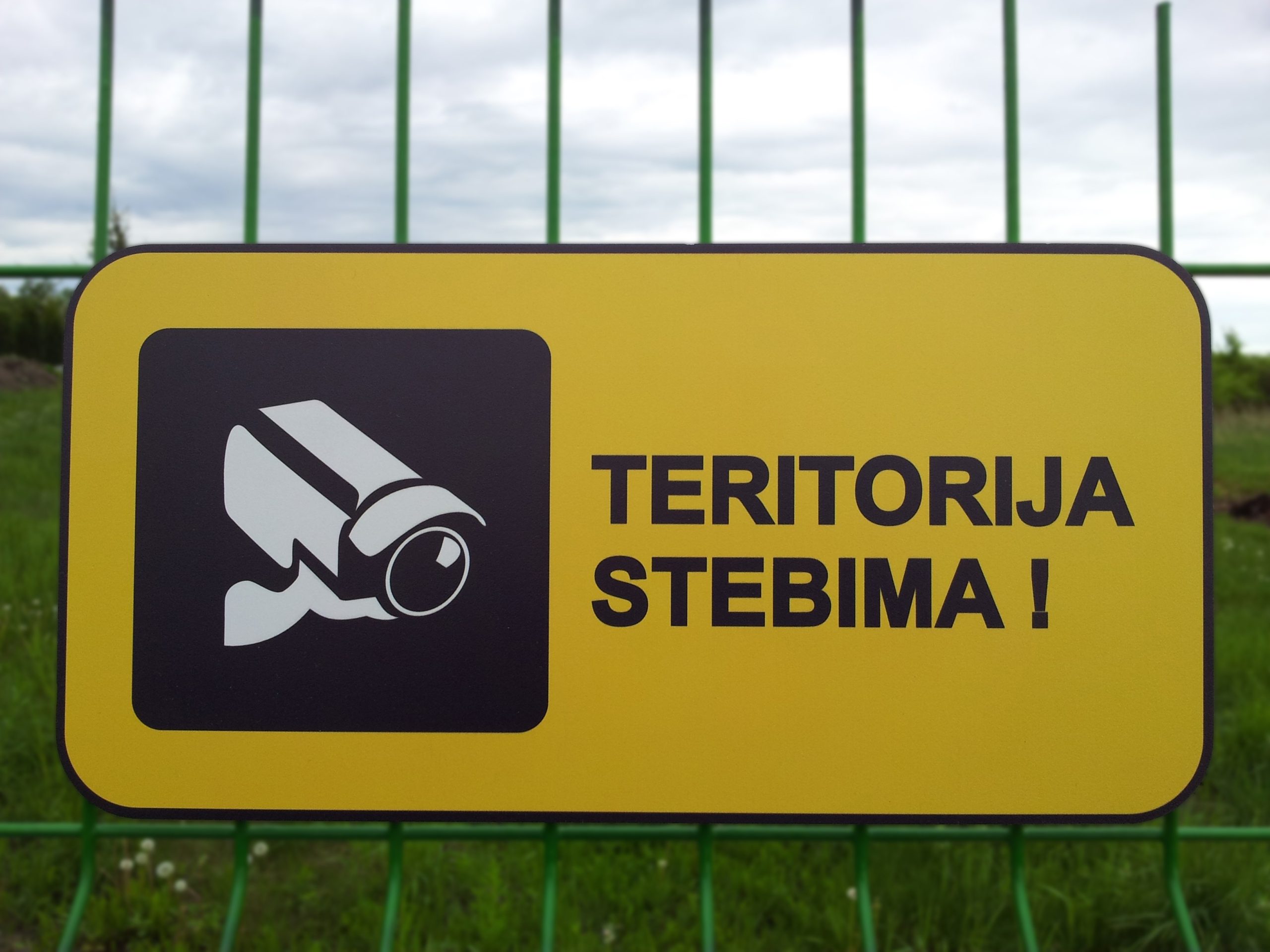 Informacinė lentelė „Teritorija stebima vaizdo kameromis“, 40x20 cm, aliuminio kompozitas