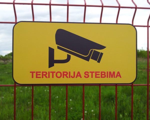 Informacinė lentelė „Teritorija stebima vaizdo kameromis“, 40x20 cm, aliuminio kompozitas