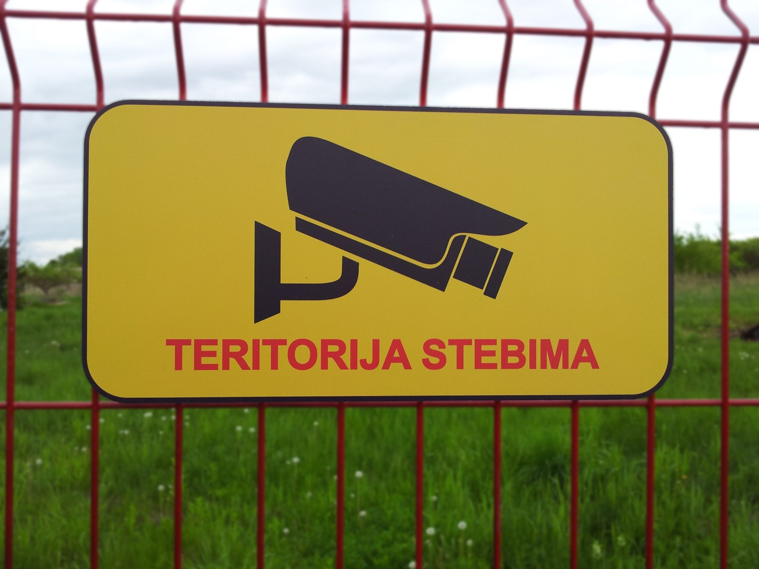 Informacinė lentelė „Teritorija stebima vaizdo kameromis“, 40x20 cm, aliuminio kompozitas