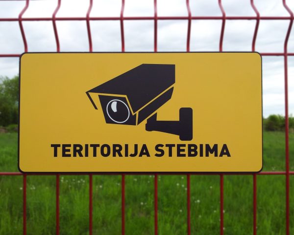 Informacinė lentelė „Teritorija stebima vaizdo kameromis“, 40x20 cm, aliuminio kompozitas