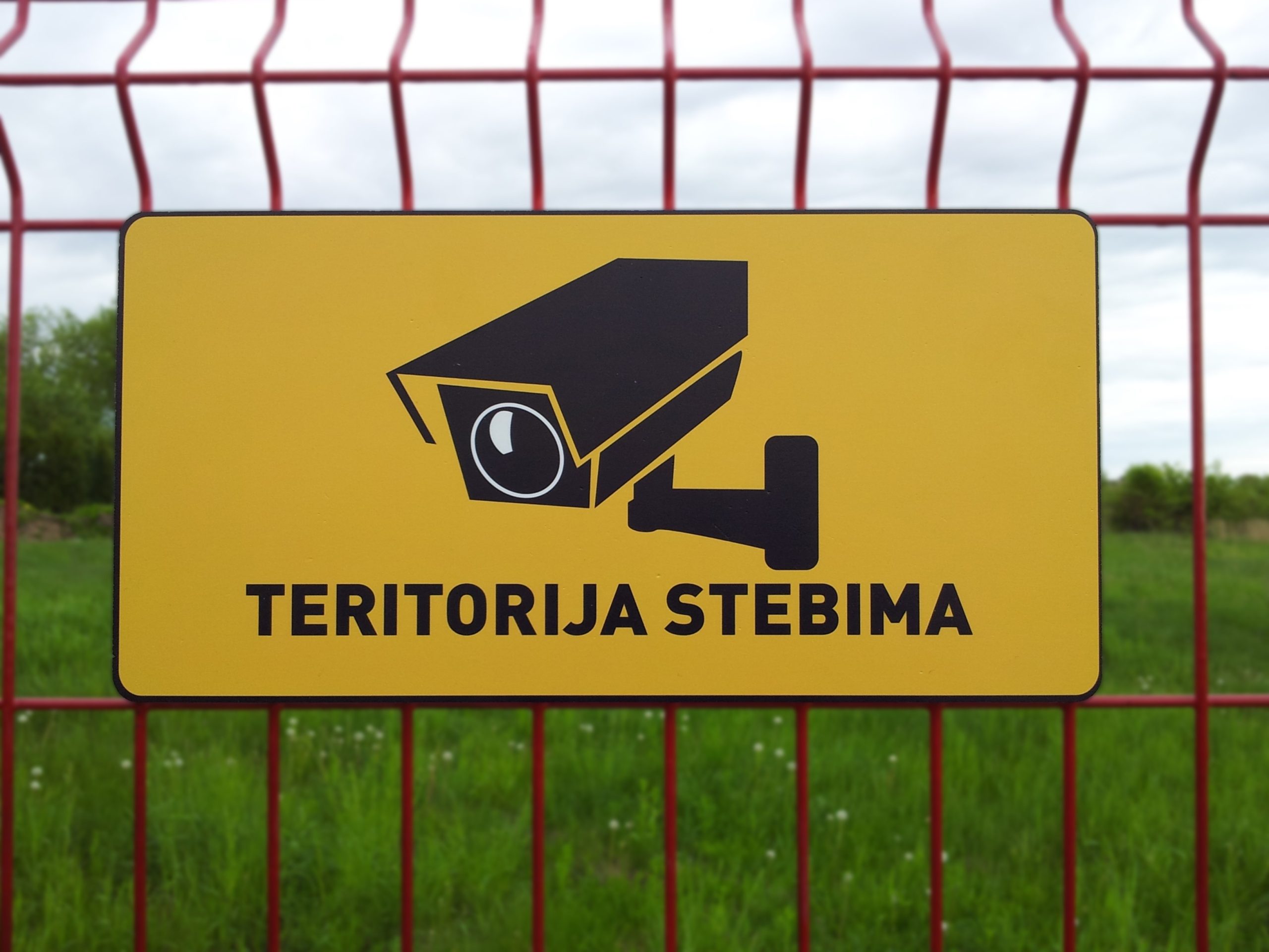 Informacinė lentelė „Teritorija stebima vaizdo kameromis“, 40x20 cm, aliuminio kompozitas