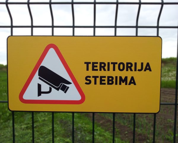 Informacinė lentelė „Teritorija stebima vaizdo kameromis“, 40x20 cm, aliuminio kompozitas
