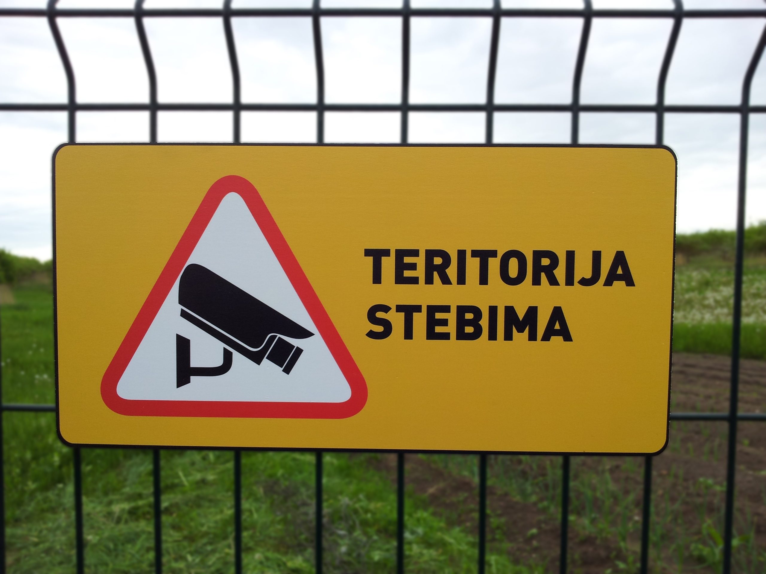 Informacinė lentelė „Teritorija stebima vaizdo kameromis“, 40x20 cm, aliuminio kompozitas