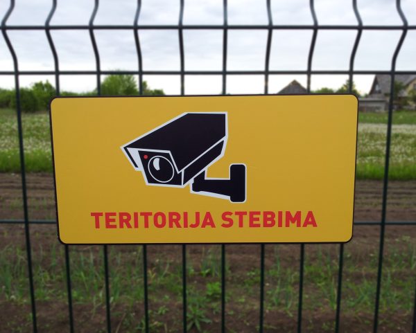 Informacinė lentelė „Teritorija stebima vaizdo kameromis“, 40x20 cm, aliuminio kompozitas
