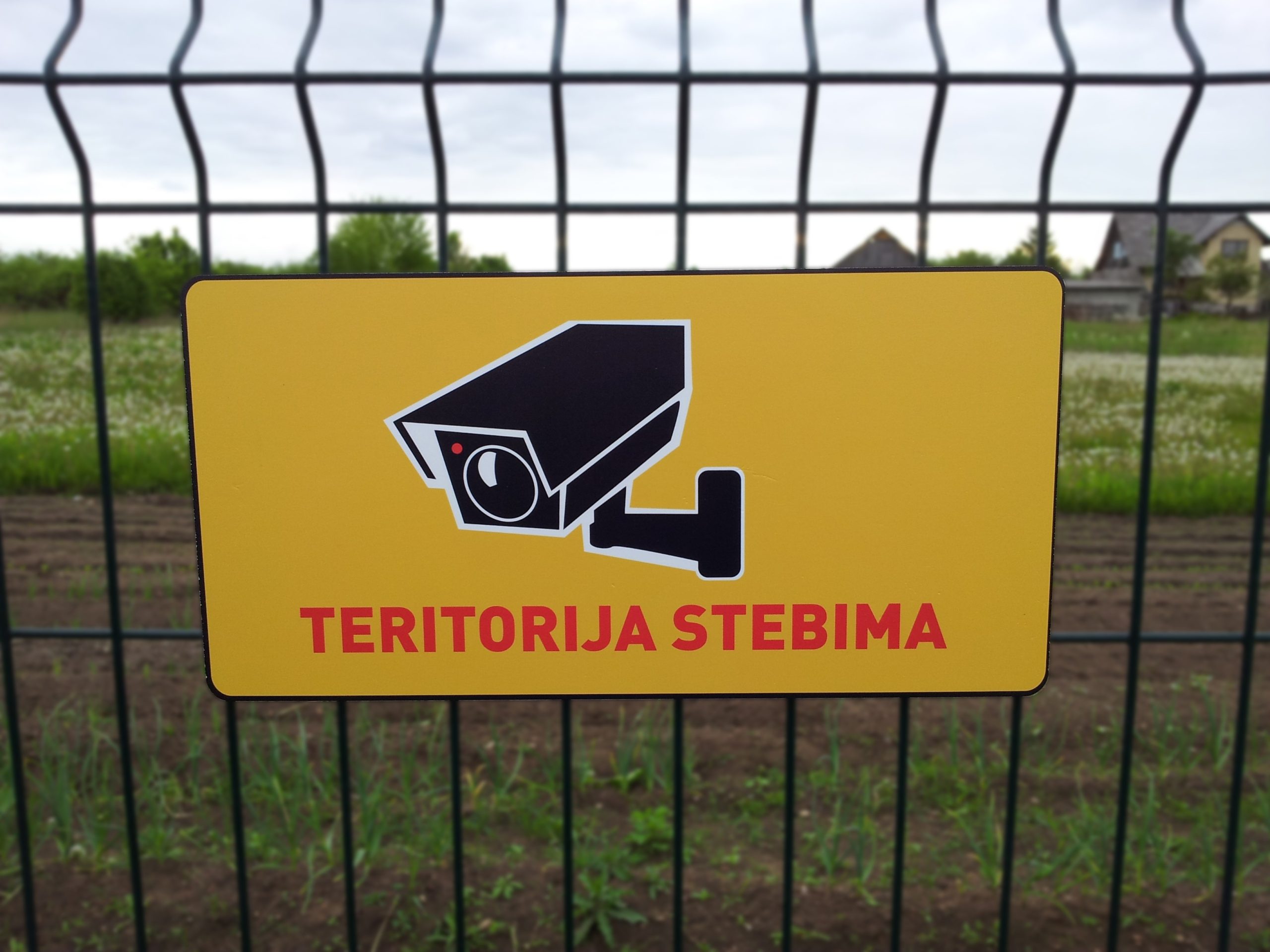 Informacinė lentelė „Teritorija stebima vaizdo kameromis“, 40x20 cm, aliuminio kompozitas