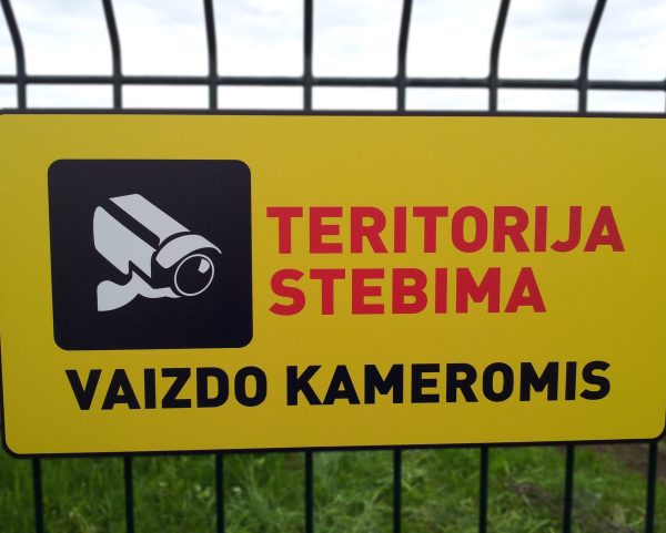 Informacinė lentelė „Teritorija stebima vaizdo kameromis“, 40x20 cm, aliuminio kompozitas