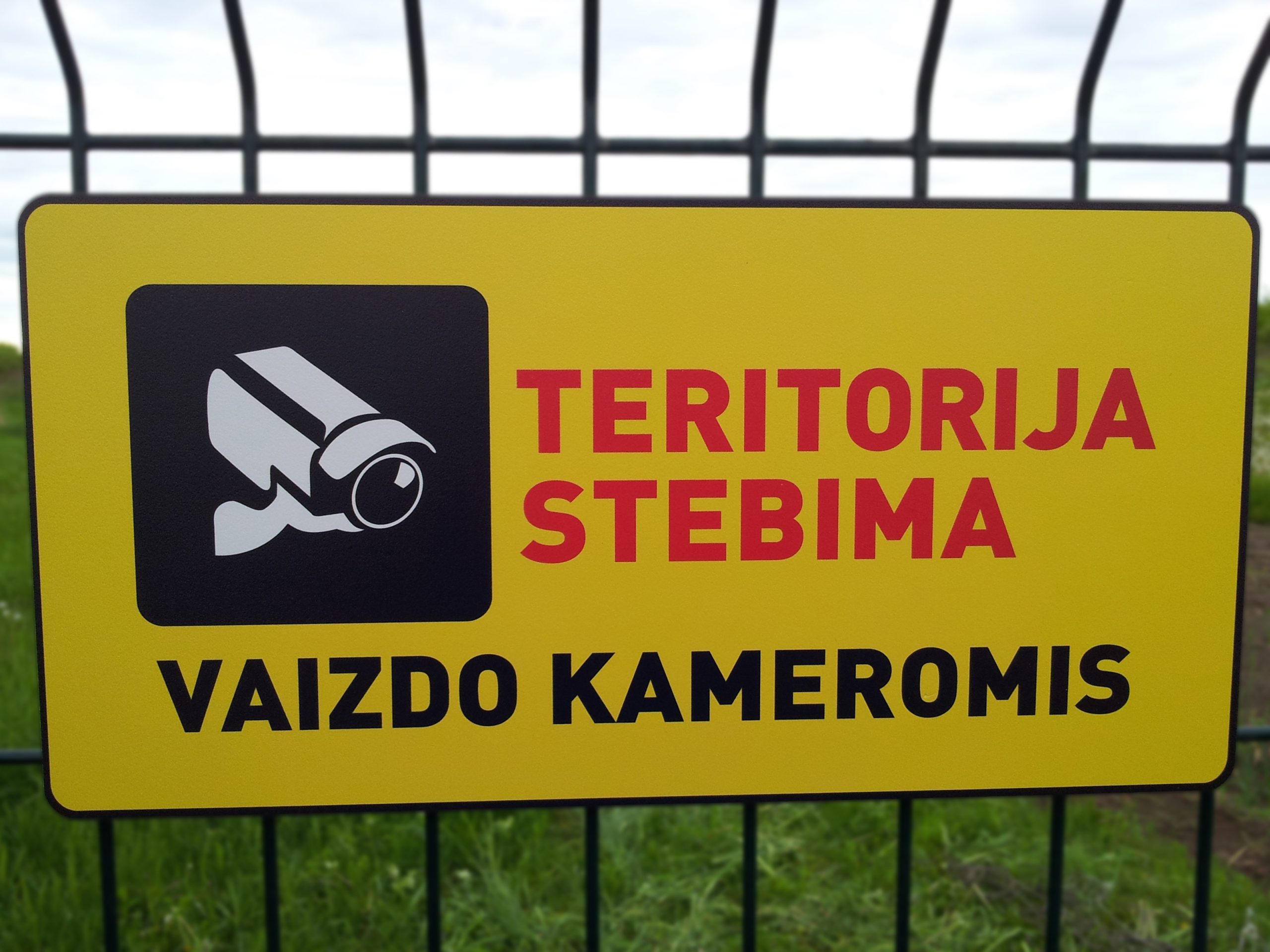 Informacinė lentelė „Teritorija stebima vaizdo kameromis“, 40x20 cm, aliuminio kompozitas