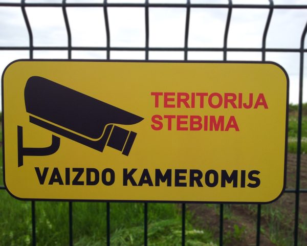 Informacinė lentelė „Teritorija stebima vaizdo kameromis“, 40x20 cm, aliuminio kompozitas