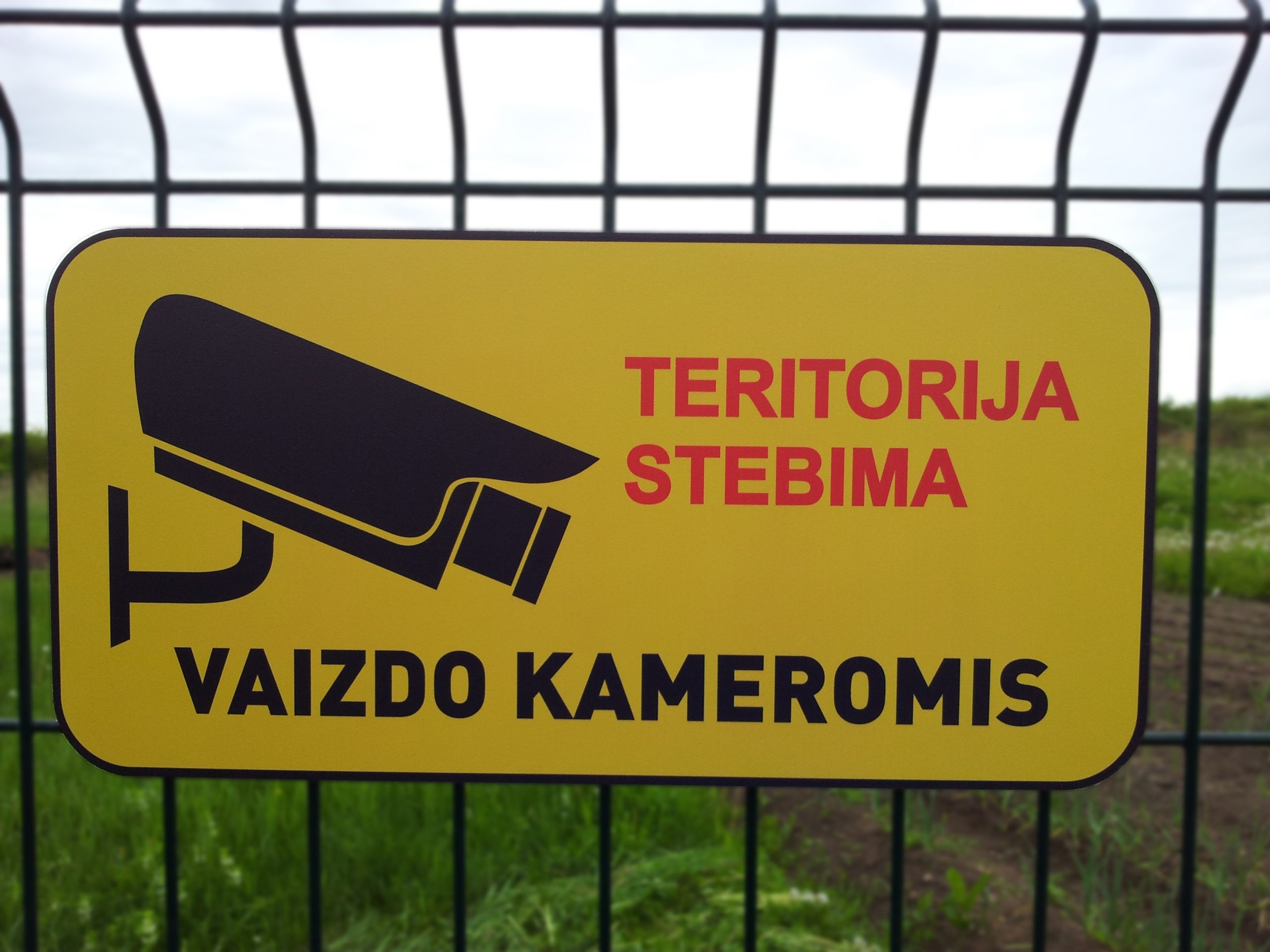 Informacinė lentelė „Teritorija stebima vaizdo kameromis“, 40x20 cm, aliuminio kompozitas