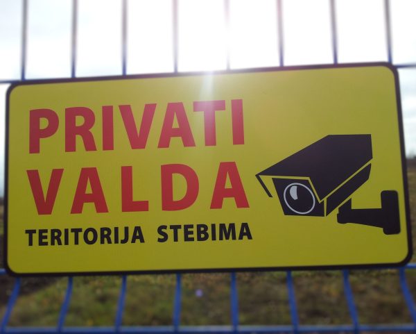 Informacinė lentelė „privati valda, teritorija stebima vaizdo kamera“, 40x20 cm, aliuminio kompozitas