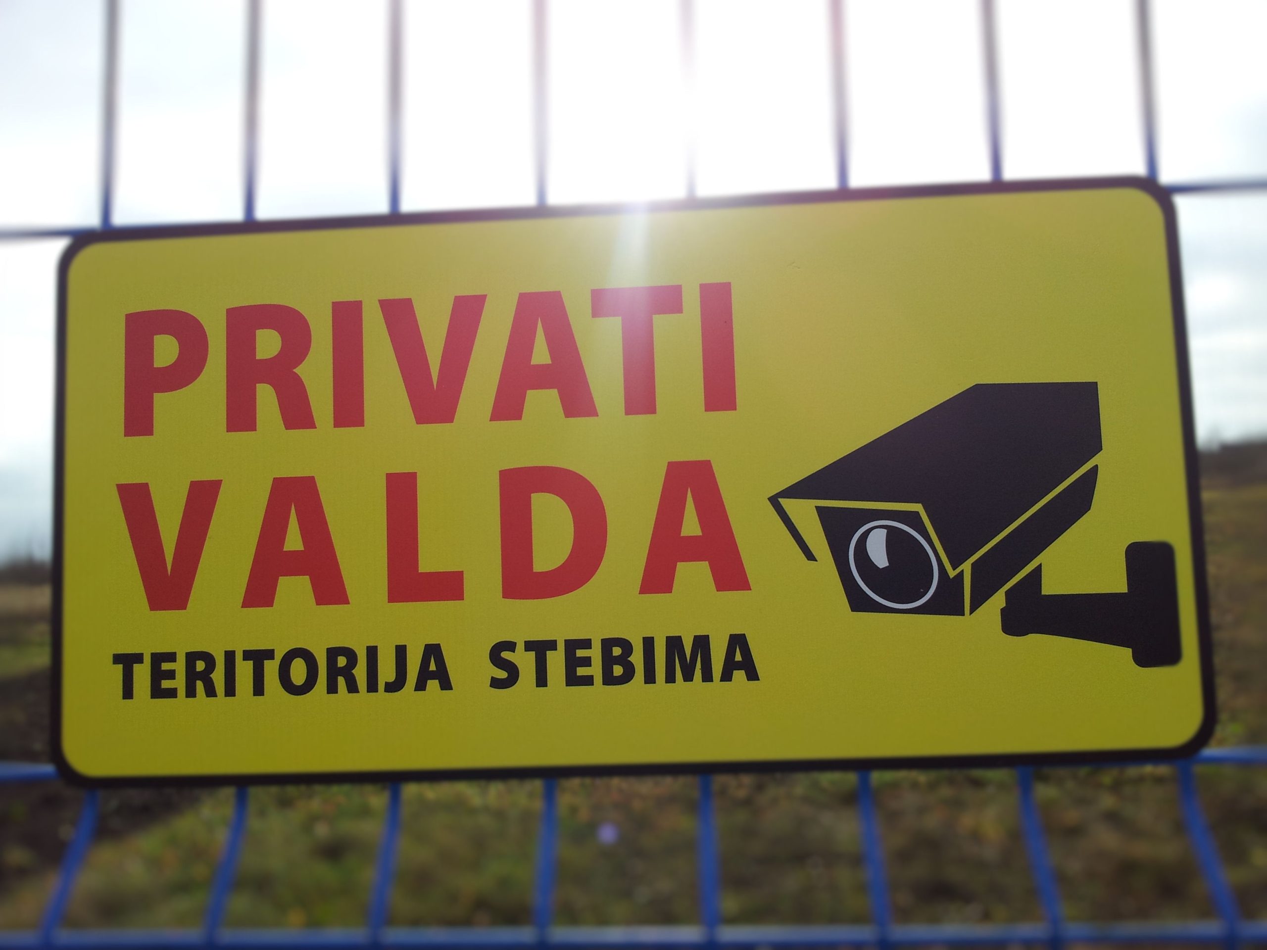 Informacinė lentelė „privati valda, teritorija stebima vaizdo kamera“, 40x20 cm, aliuminio kompozitas