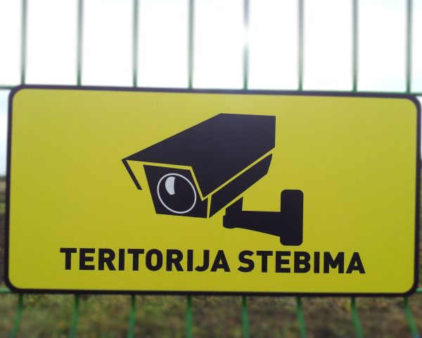 Informacinė lentelė „Teritorija stebima vaizdo kameromis“, 40x20 cm, aliuminio kompozitas