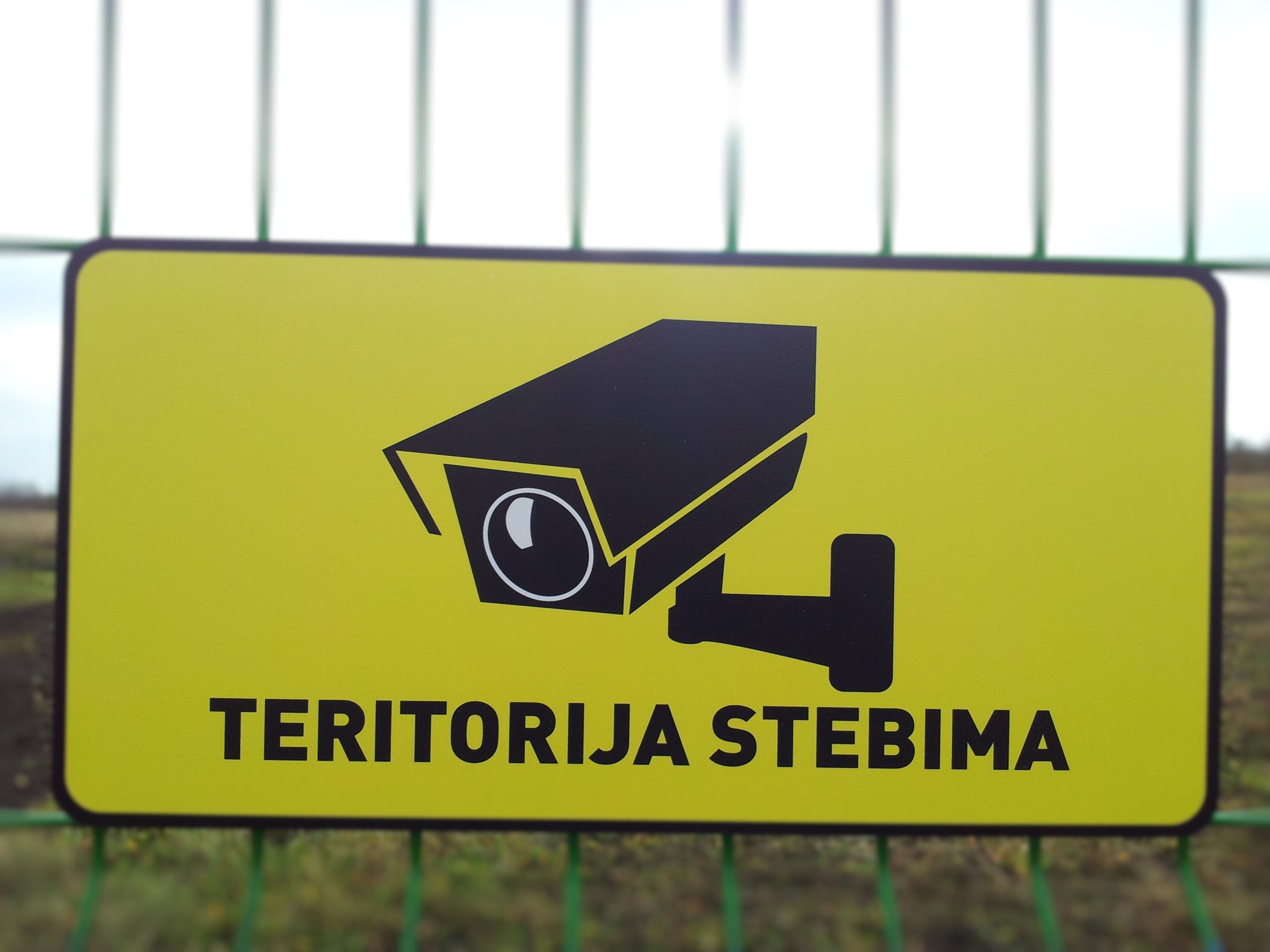 Informacinė lentelė „Teritorija stebima vaizdo kameromis“, 40x20 cm, aliuminio kompozitas