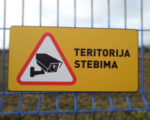 Informacinė lentelė „Teritorija stebima vaizdo kameromis“, 40x20 cm, aliuminio kompozitas