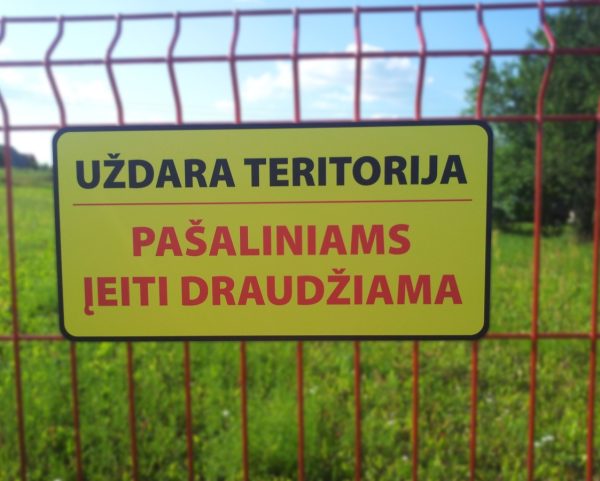 Informacinė lentelė „uždara teritorija pašaliniams įeiti draudžiama“, 40x20 cm, aliuminio kompozitas