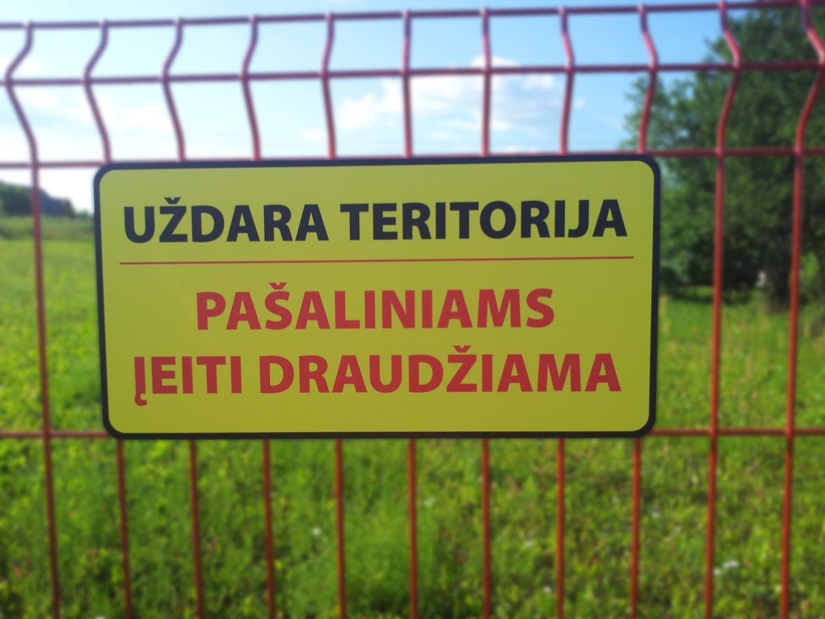 Informacinė lentelė „uždara teritorija pašaliniams įeiti draudžiama“, 40x20 cm, aliuminio kompozitas
